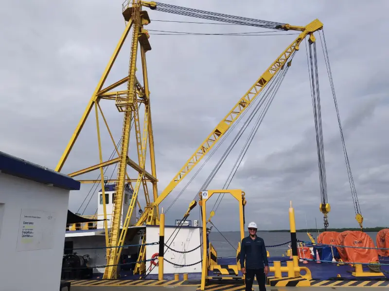 Ingeniero de Control Crane frente a una grúa flotante