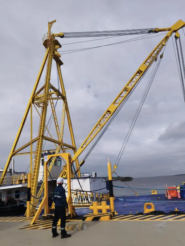 Técnico de Control Crane inspeccionando la grúa flotante