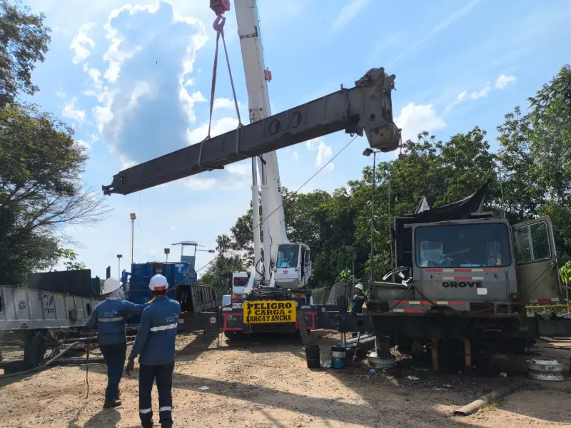 Técnicos de Control Crane durante la intervención de la pluma de una grúa telescópica Grove