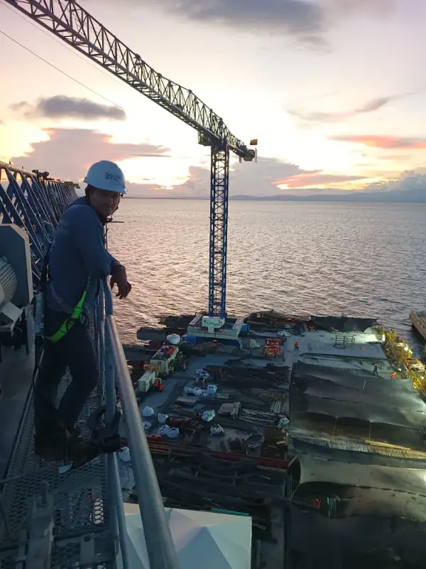 Ingeniero Nelson Pimiento de Control Crane en una torre grúa