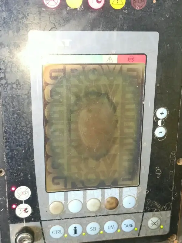 Pantalla LMI PAT de grúa Grove dañada antes de la reparación