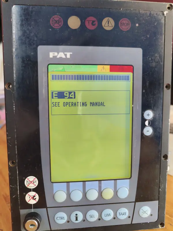 Pantalla LMI PAT reparada en el laboratorio de Control Crane