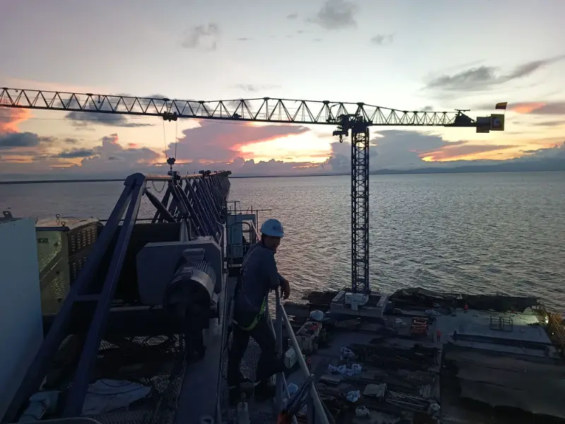 Ingeniero Nelson Pimiento en la torre grúa al atardecer