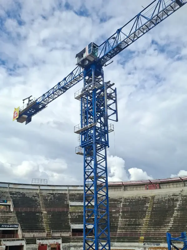 Torre grúa en obra de construcción atendida por Control Crane